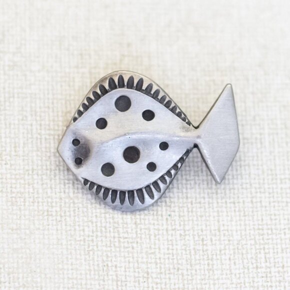 Vintage Silver Tone Symbolic Intricate Fish Brooch by Sweden - U1 - Picture 1 of 2